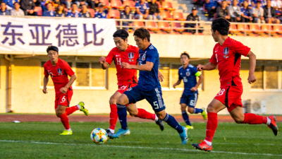 日本队蓝色球衣与韩国队红色球衣，东亚德比